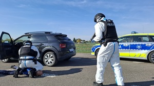 policjanci zatrzymują kierującego pojazdem