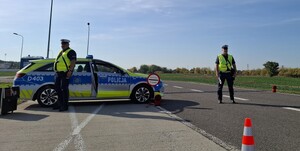 policjanci ruchu drogowego na blokadzie