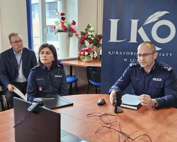 Komendant Miejski Policji w Lublinie młodszy inspektor Adam Beczek oraz podinspektor Dorota Gil Naczelnik Wydziału Prewencji Komendy Wojewódzkiej Policji w Lublinie wzięli udział w odprawie zorganizowanej dla dyrektorów szkół w regionie, jaka odbyła się w poniedziałek w Kuratorium Oświaty w Lublinie.