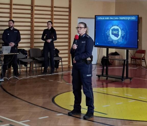 policjanci na spotkaniu z uczniami