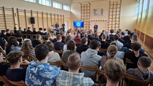 policjanci na sali z uczniami