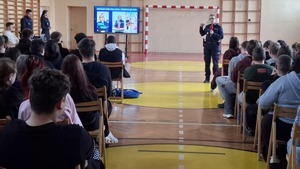 policjanci z młodzieżą podczas spotkania