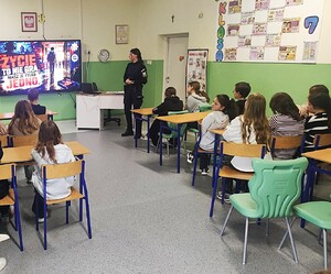 policjantka w szkole na spotkaniu z dziećmi