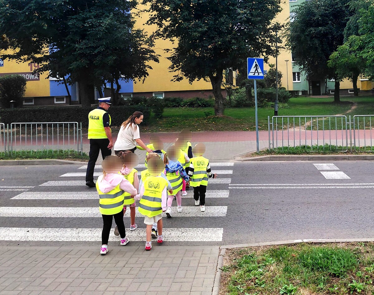 Policjanci z Łęcznej uczą przedszkolaków bezpiecznego przechodzenia przez