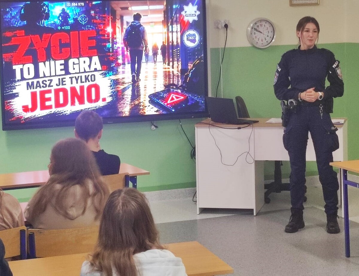 Łęczyńscy policjanci prowadzą spotkania edukacyjne w szkołach