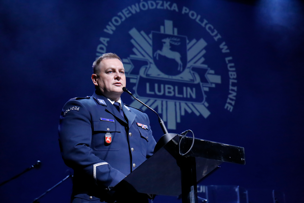 Komendant Wojewódzki Policji w Lublinie inspektor Tomasz Gil dziękuje funkcjonariuszkom za służbę.