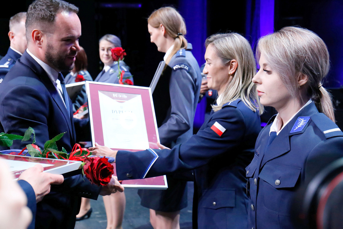 Wojewoda Lubelski Krzysztof Komorski wręcza wyróżnienie policjantce.