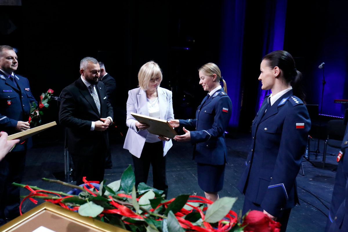 Pan Jarosław Kwasek Członek Zarządu Województwa Lubelskiego oraz Pani Beata Stepaniuk-Kuśmierzak Zastępca Prezydenta Miasta Lublin wręczają wyróżnienia policjantkom.