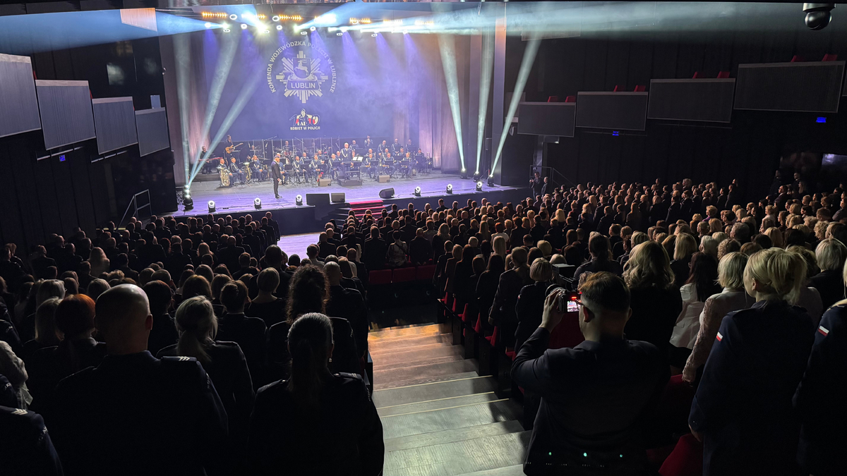 Uczczenie minutą ciszy funkcjonariuszek Policji, które wypełniły do końca słowa policyjnej roty.