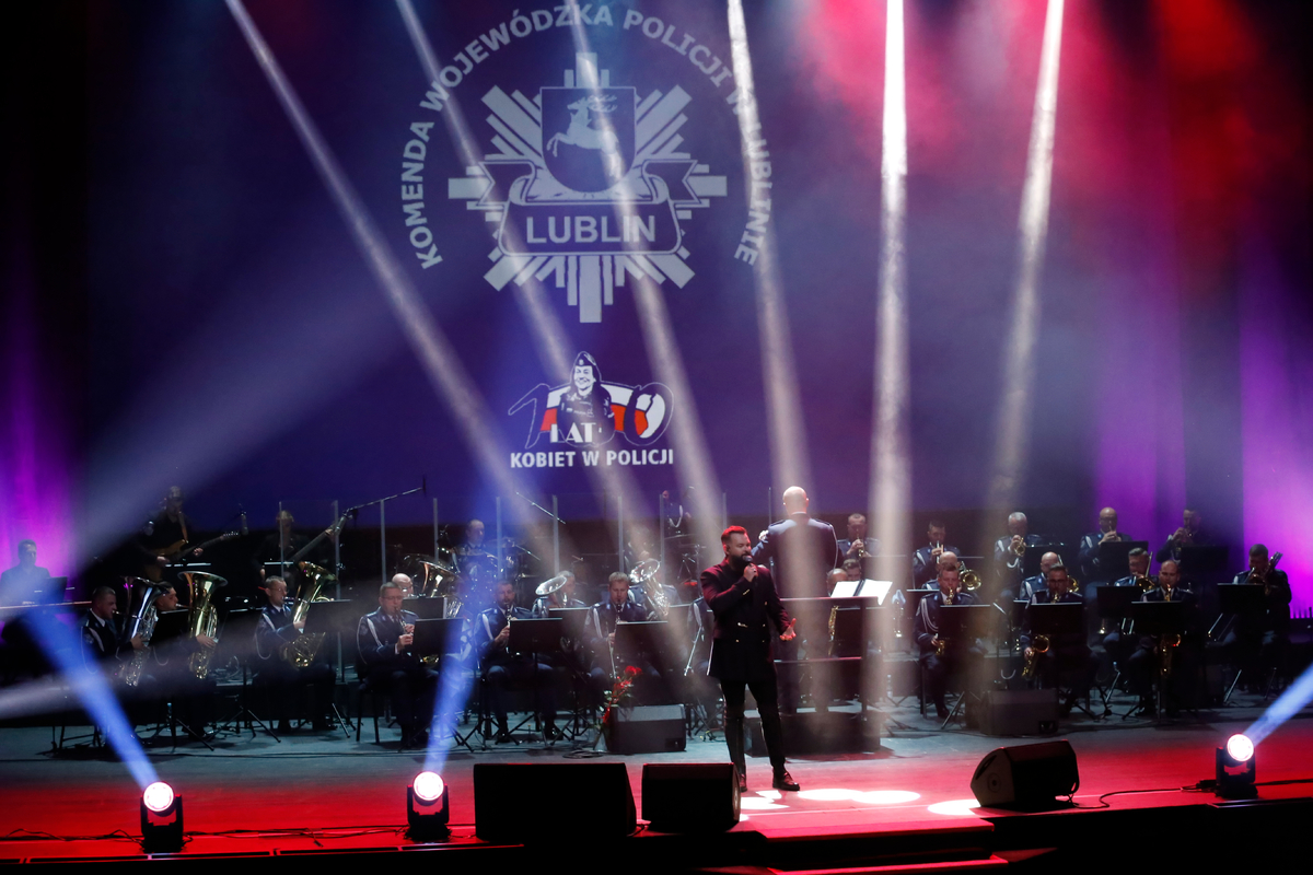 Wokalista Konrad Baum śpiewa podczas gali.