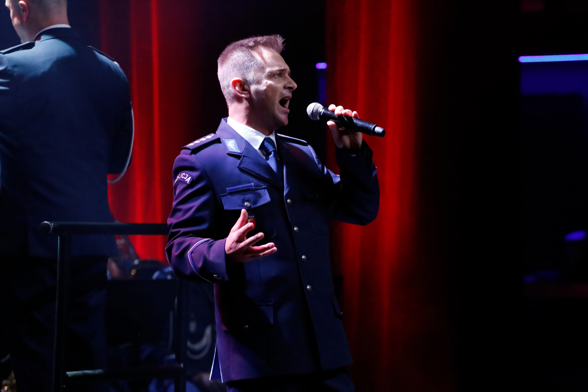 aspirant sztabowy Robert Okoń śpiewa piosenkę podczas gali.