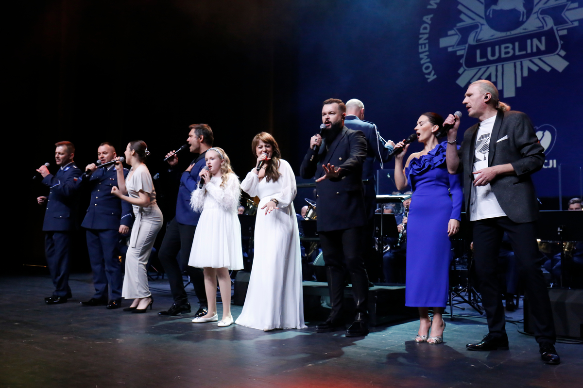 Na zakończenie gali wszyscy wokaliści śpiewają razem na scenie.