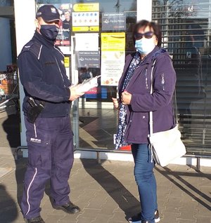 policjanci rozdają maseczki w sklepie