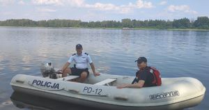 policjant i strażak na łodzi