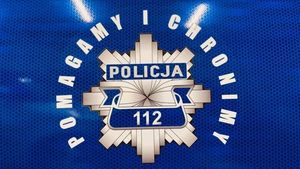 Napis Pomagamy i Chronimy na niebeskim tle